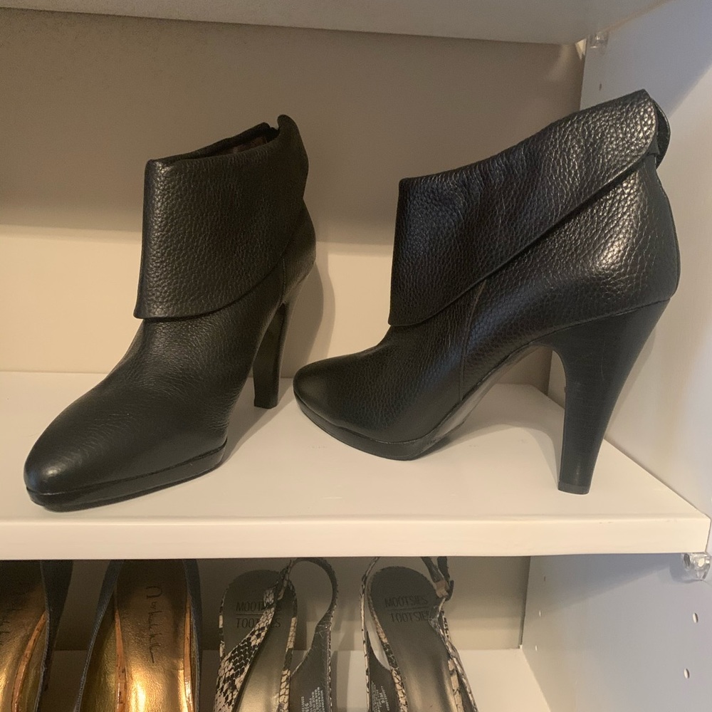 Excellent condition BR women’s booties